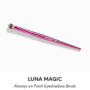 Luna Magic Always on Point Eyeshadow Brush 444